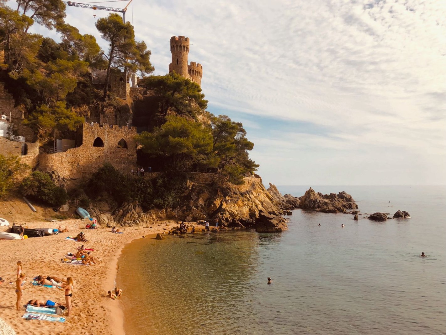 Castillo medieval en playa de Cataluña, España
