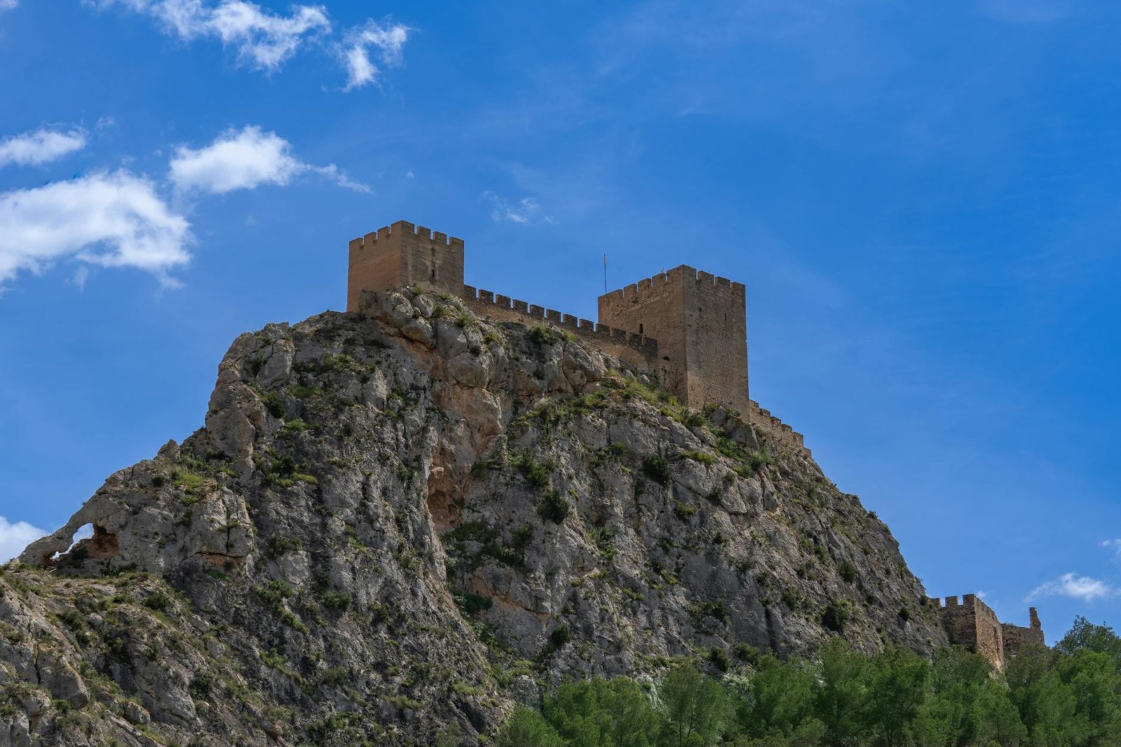 Castillo de Montsoriu: majestuosa vista g&oacute;tica mejor conservada de Catalu&ntilde;a bajo un cielo azul claro.