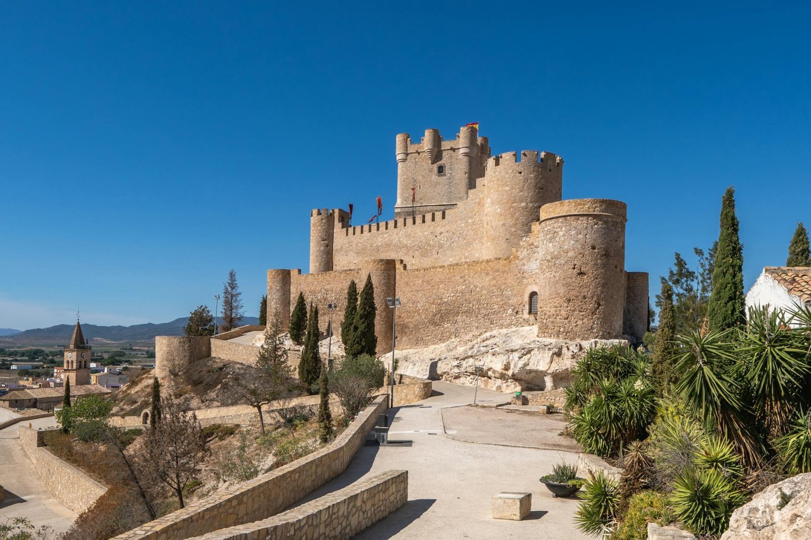 Castillo de Atalaya en Villena, Espa&ntilde;a, bajo cielo azul, arquitectura medieval.