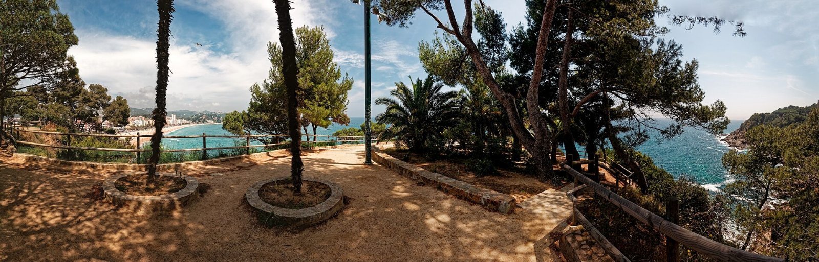 Vista panor&aacute;mica de la playa de Lloret de Mar, pinos y costa mediterr&aacute;nea de la Costa Brava.