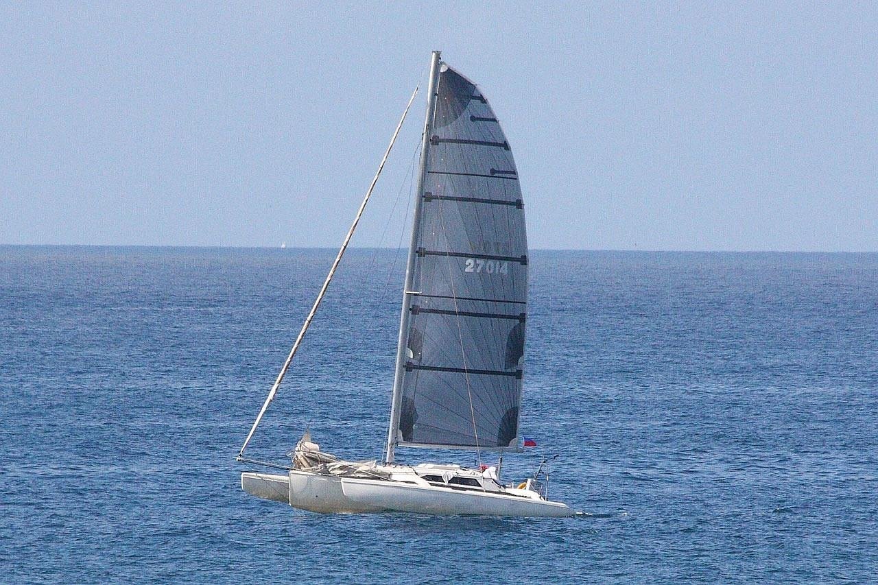 Velero catamar&aacute;n navegando en el oc&eacute;ano, recreaci&oacute;n y naturaleza en alta mar.