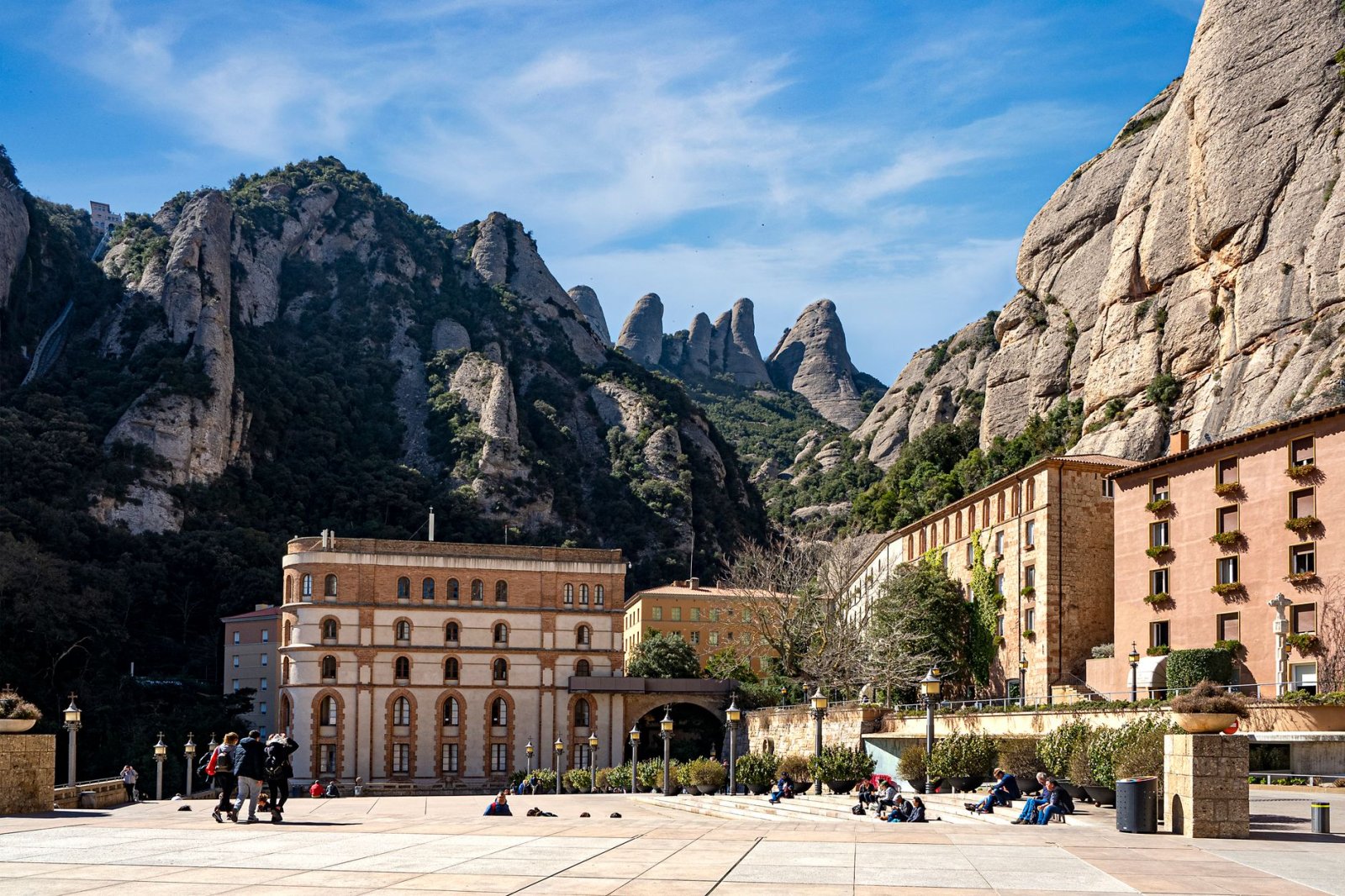 Monasterio de Montserrat sobre formación rocosa en Cataluña