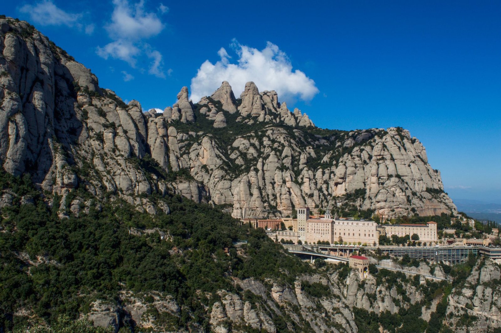 Paisaje de montaña y monasterio bajo cielo azul