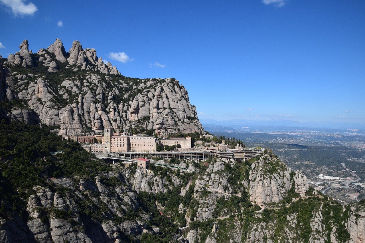 Monasterio en montaña de Montserrat, Cataluña, España, paisaje natural