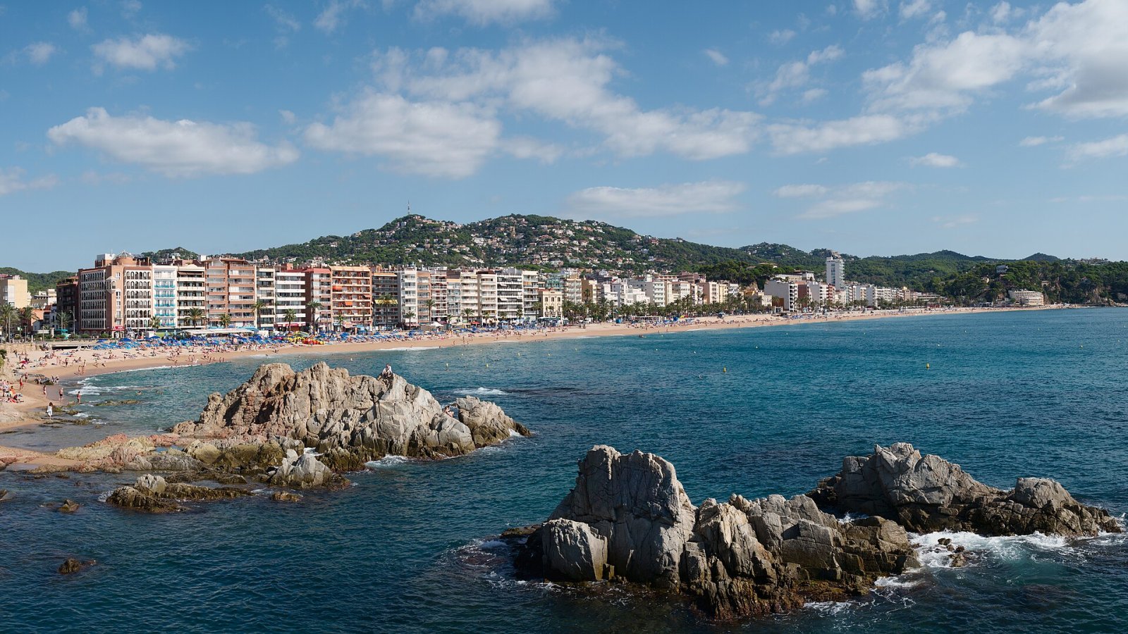 Vista panorámica de la playa principal de Lloret de Mar