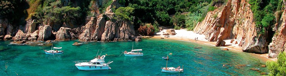 Catamarán navegando por la Costa Brava cerca de Lloret de Mar al atardecer