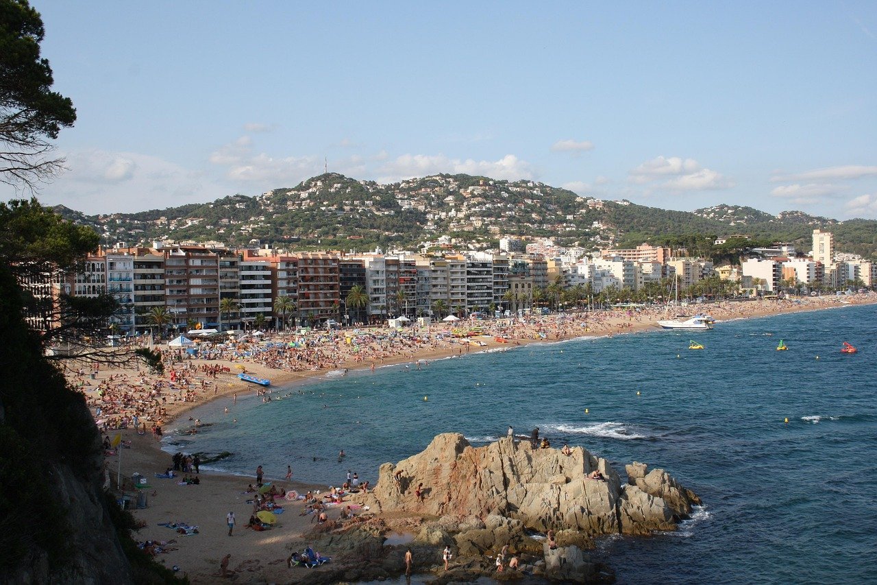 Costa mediterránea en España, playa y costa rocosa