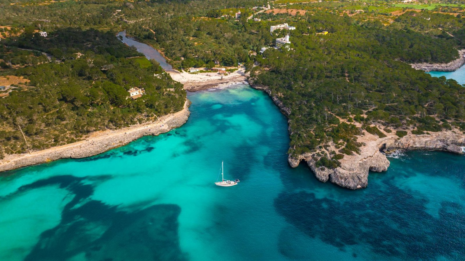 Calas de Mallorca: aventura familiar en kayak y snorkel entre acantilados y aguas turquesas.