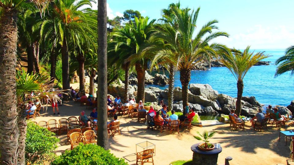 Cala Banys de Lloret de Mar con sus calas rocosas y aguas de un azul intenso