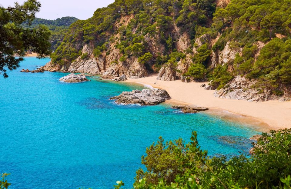 Cala de Sa Boadella con arena fina y aguas turquesas junto a Santa Clotilde