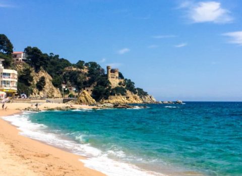 Playa de Lloret de Mar con su arena dorada y el azul del Mediterráneo