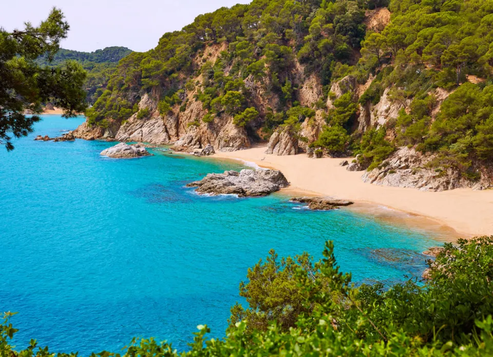 Cala de la Costa Brava en Lloret de Mar con aguas turquesas y arena clara