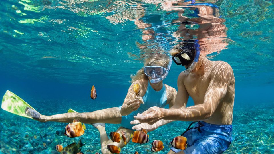 Snorkel en una cueva azul mediterránea con aguas turquesas