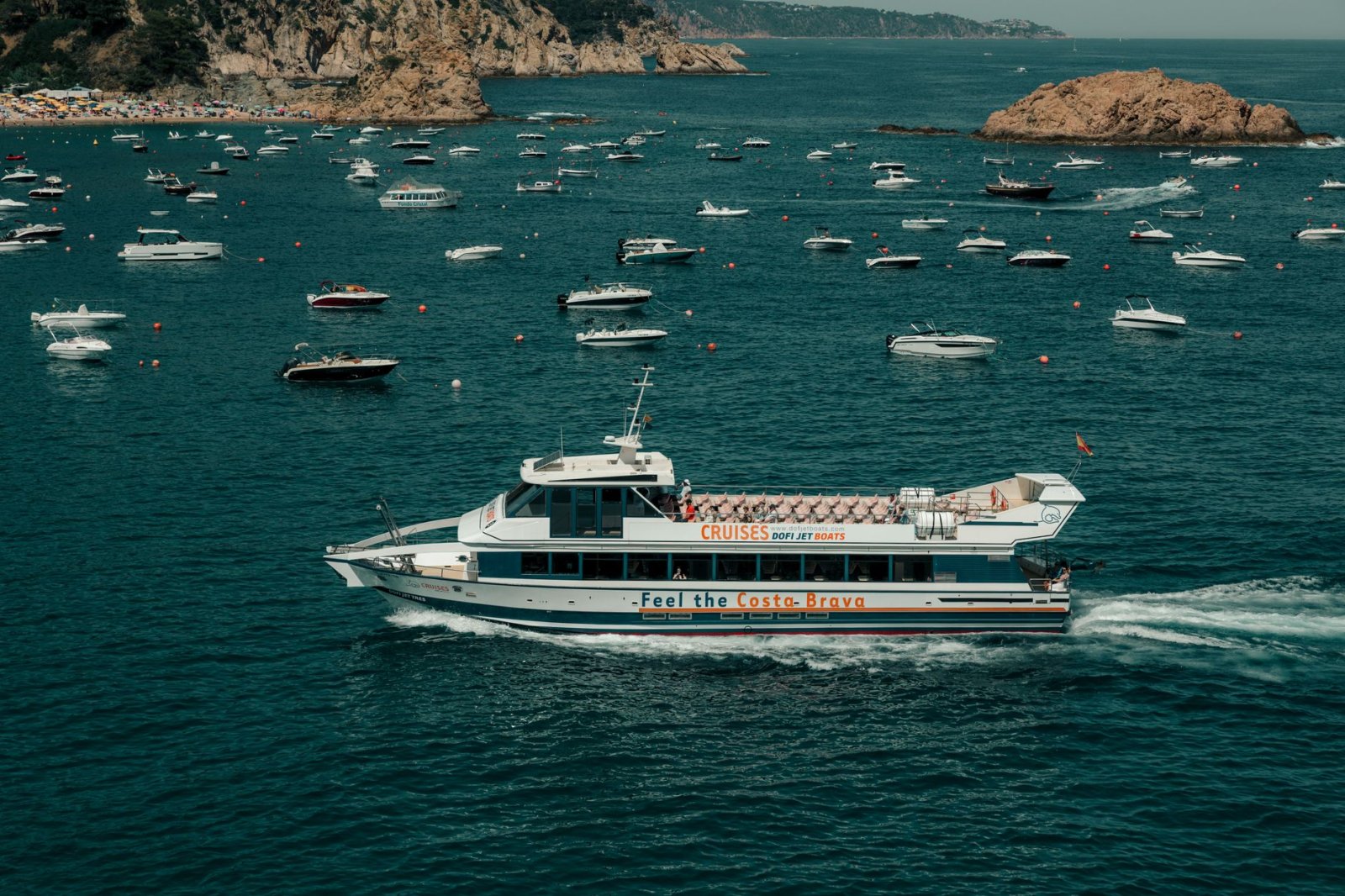 Barcos de crucero en aguas azules de la Costa Brava