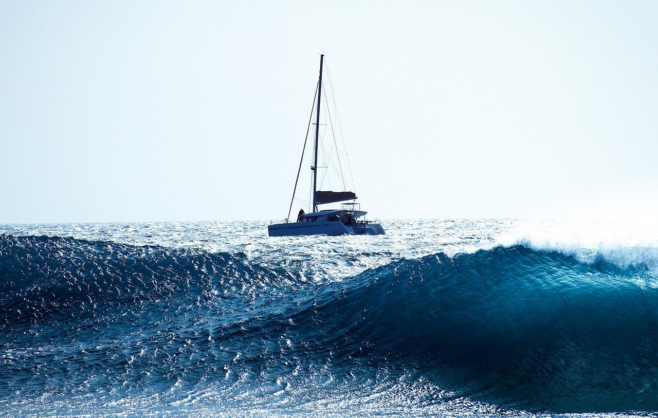 Velero catamar&aacute;n en el mar, olas, naturaleza, oc&eacute;ano Atl&aacute;ntico