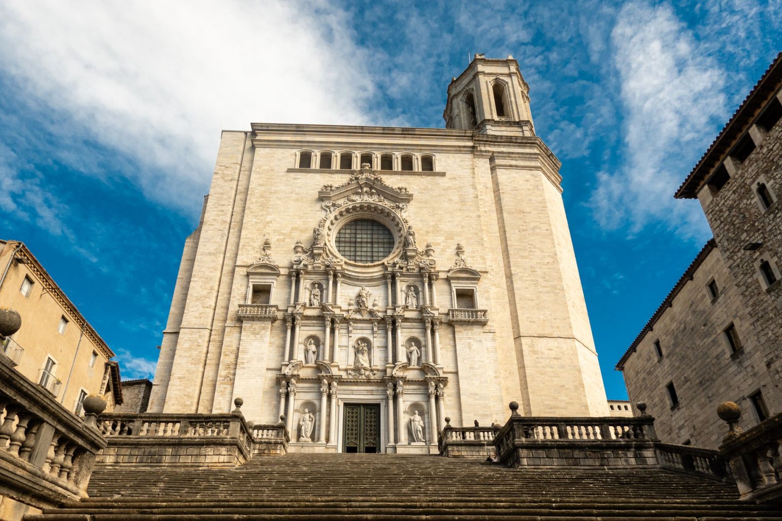 Vista frontal de la ic&oacute;nica Catedral de Girona bajo un cielo azul claro.