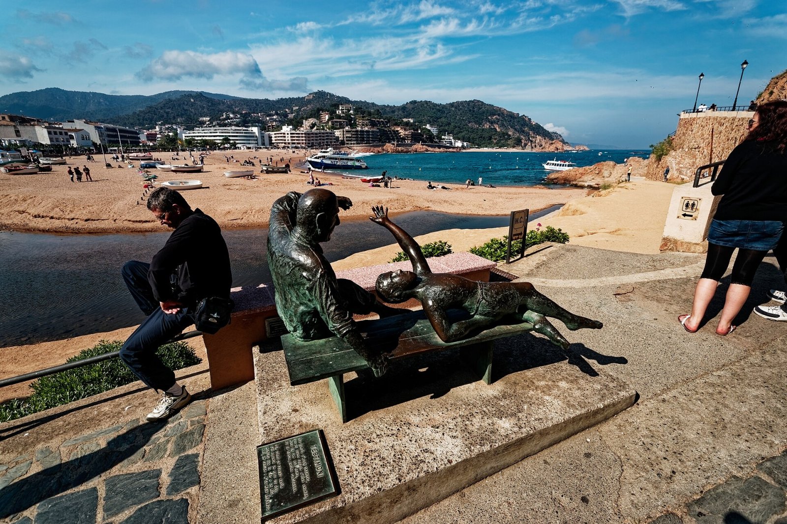 Vista norte del Testimoni 1998 de Bonaventura Ans&oacute;n en Passeig del Mar, Tossa de Mar, Costa Brava.