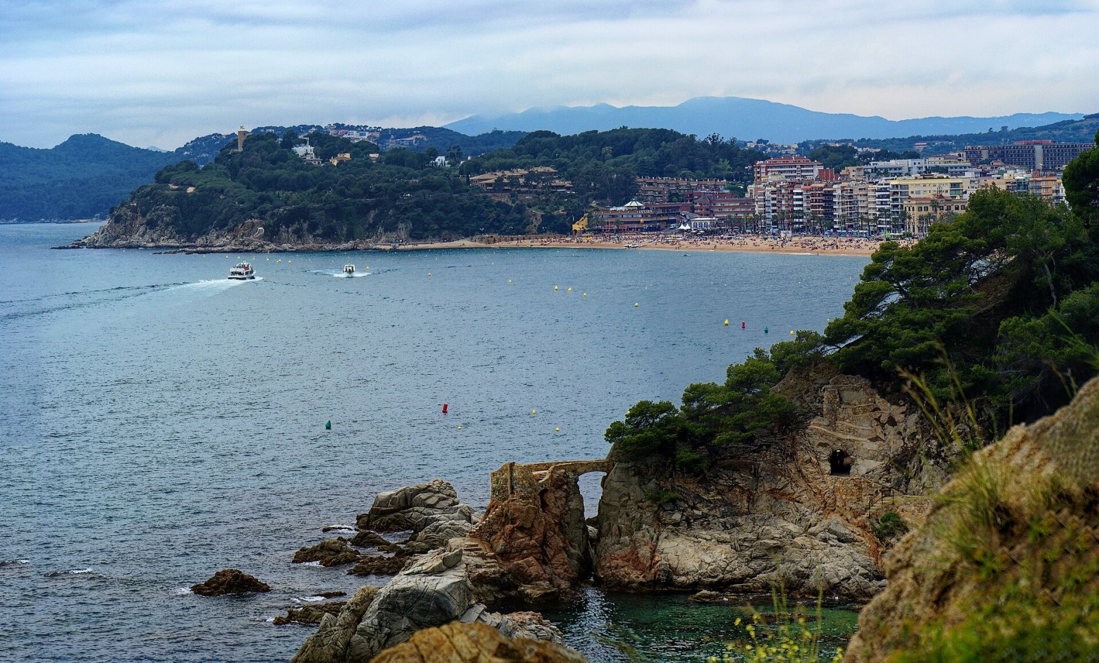 Vista de ojo de pez de un paseo maritimo junto al mar.