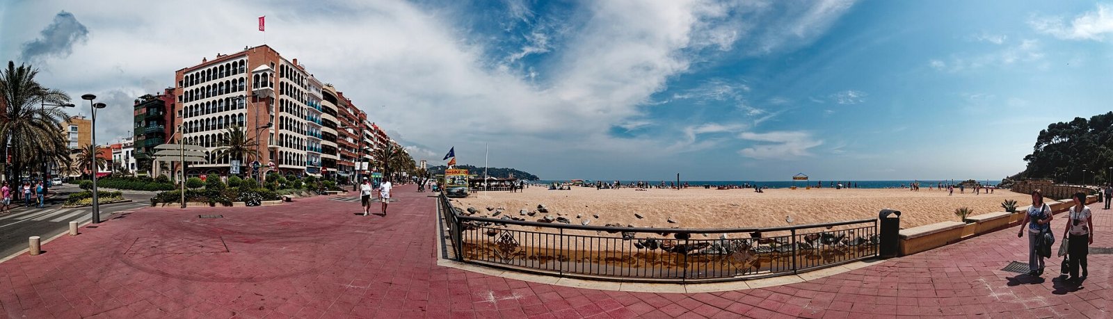 Vista panoramica de una playa desde un paseo maritimo.