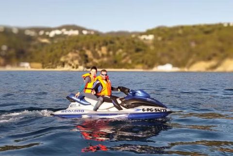 Jet ski negro y blanco surcando el mar a gran velocidad, naturaleza y motor en acción.