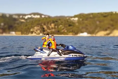 Jet ski negro y blanco surcando el mar a gran velocidad, naturaleza y motor en acción.