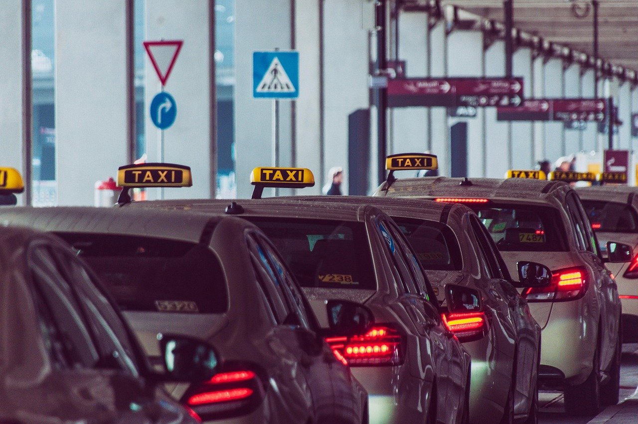 Gelbe Taxis in der Stadt und am Flughafen, städtischer Nahverkehr und Fahrzeuge.
