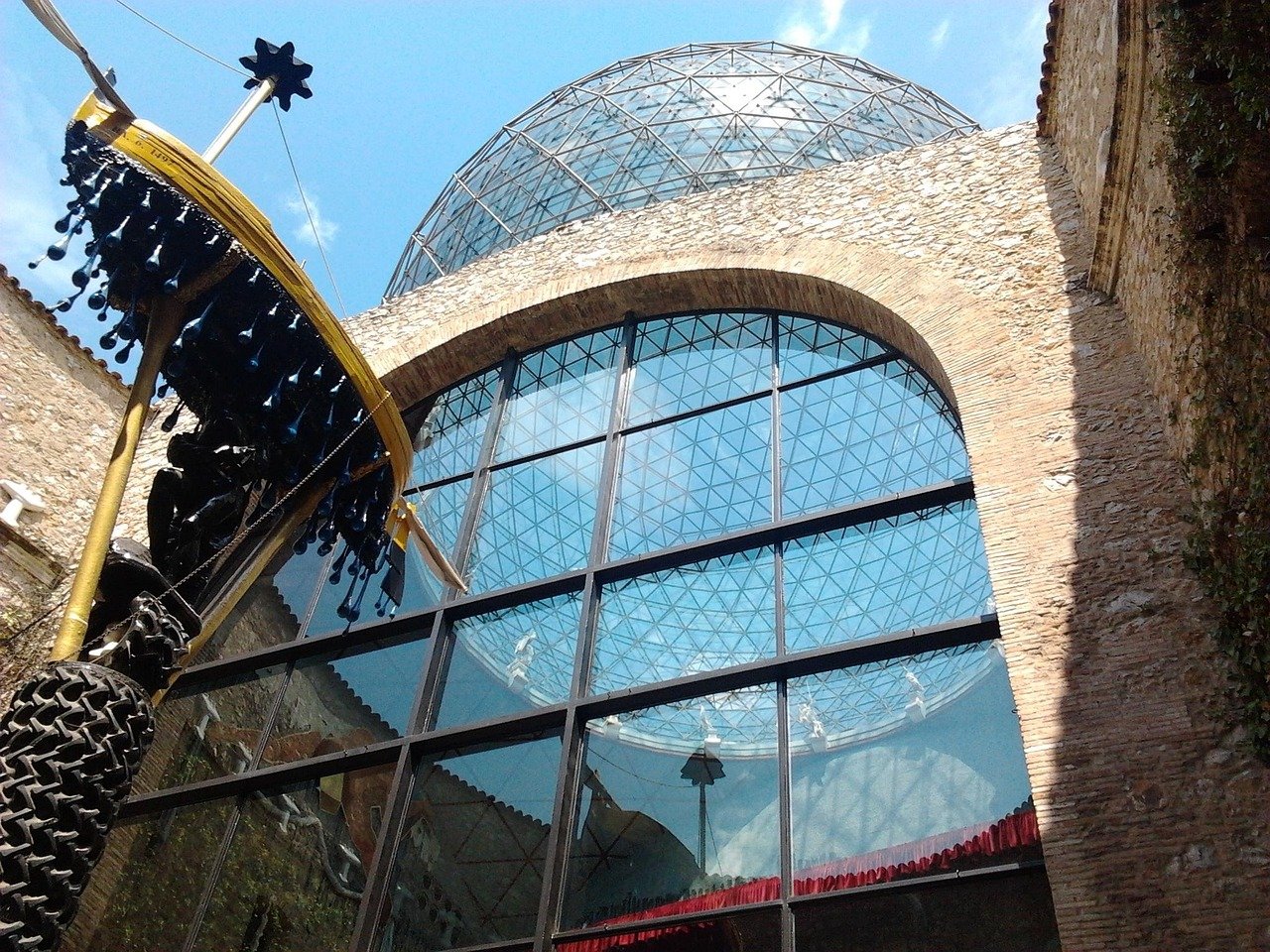 Kuppel des Dalí-Theater-Museums in Figueres, Spanien, mit Bootsglasfenster.