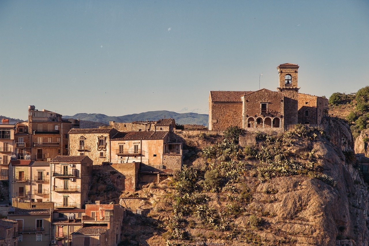 Casas tradicionales de un pueblo mediterr&aacute;neo, reflejando la arquitectura rural y la historia de la vida en Saragossa.