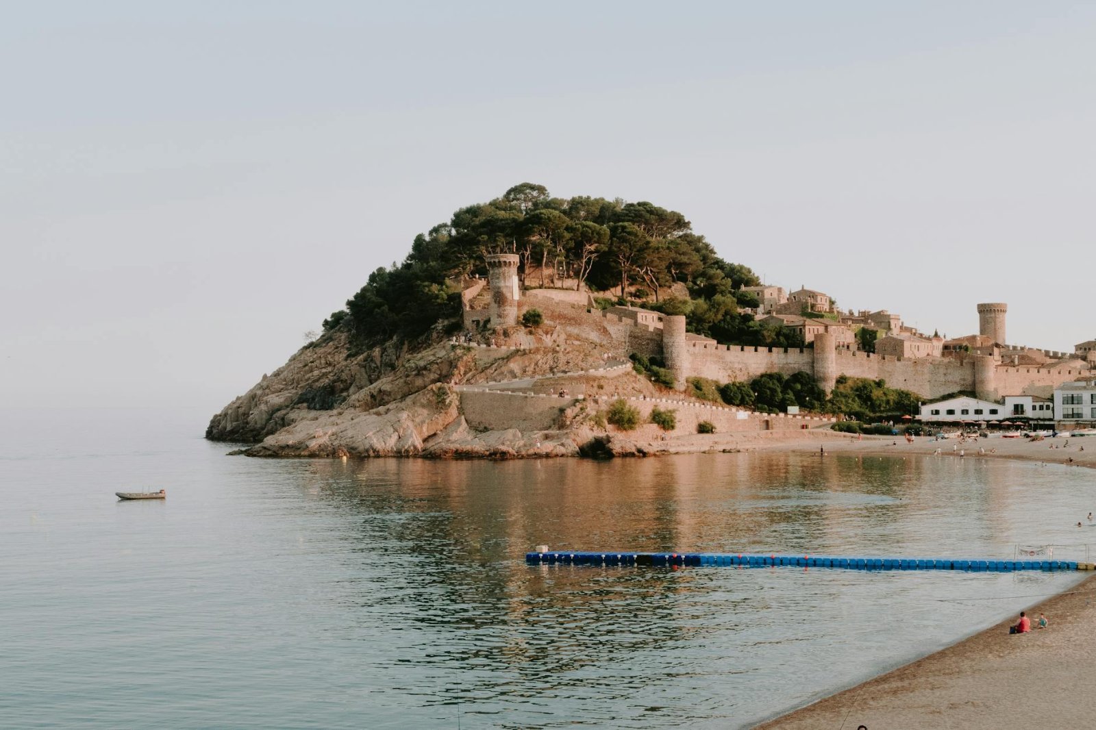 Castillo medieval en la Costa Brava, evocando la nostalgia del Museo del Juguete de Lloret para toda la familia.